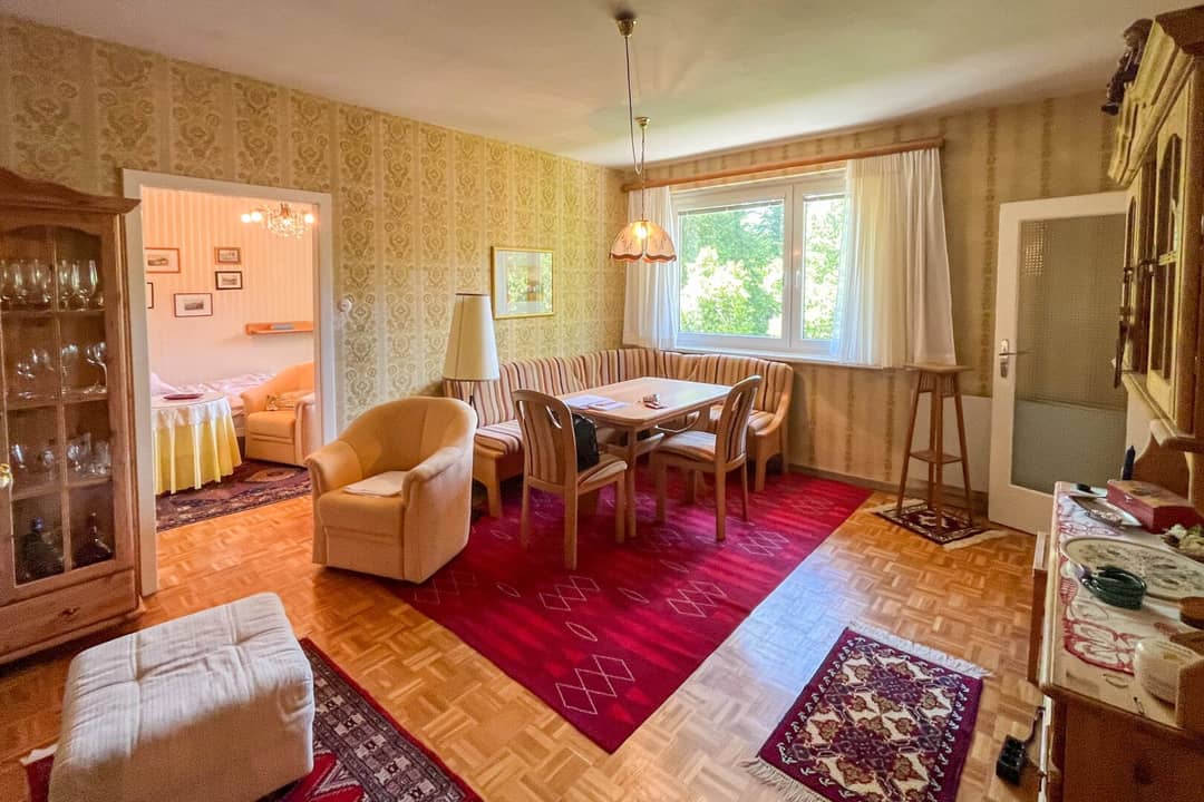 Helle Dachgeschosswohnung mit Grünblick und Kellerabteil