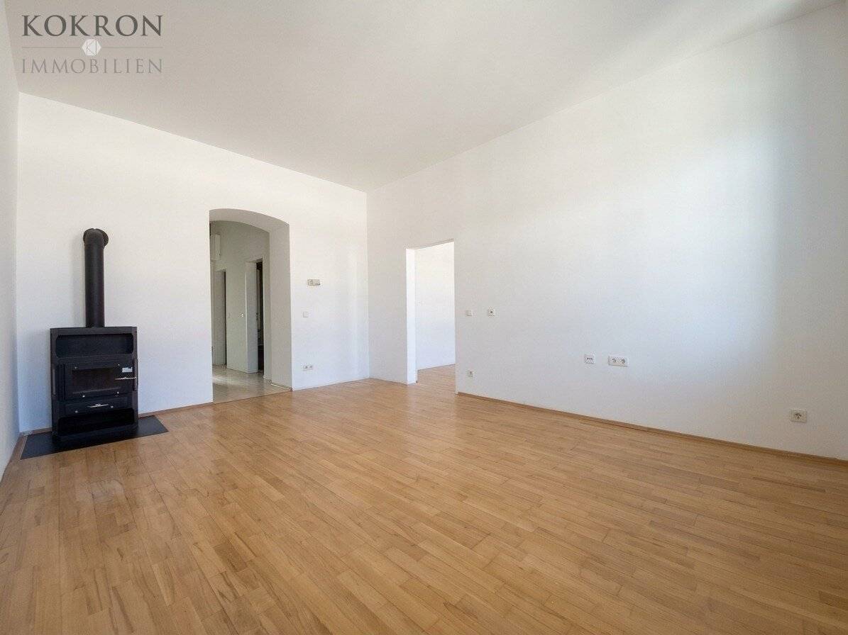 Helle Altbauwohnung mit Lift im 4. Stock