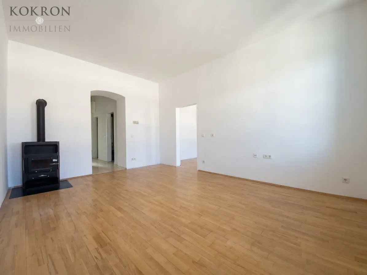 Helle Altbauwohnung mit Lift im 4. Stock