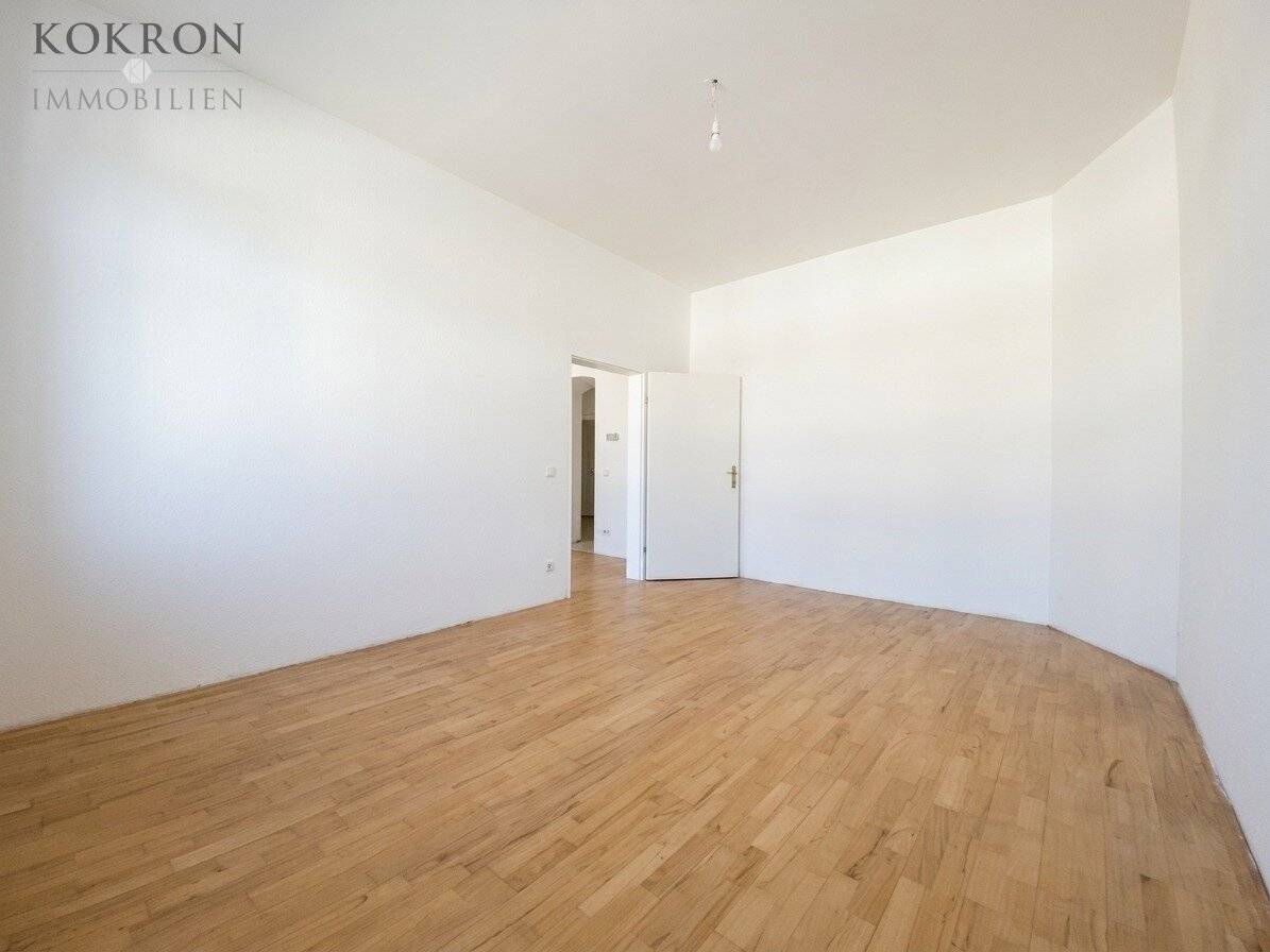 Helle Altbauwohnung mit Lift im 4. Stock