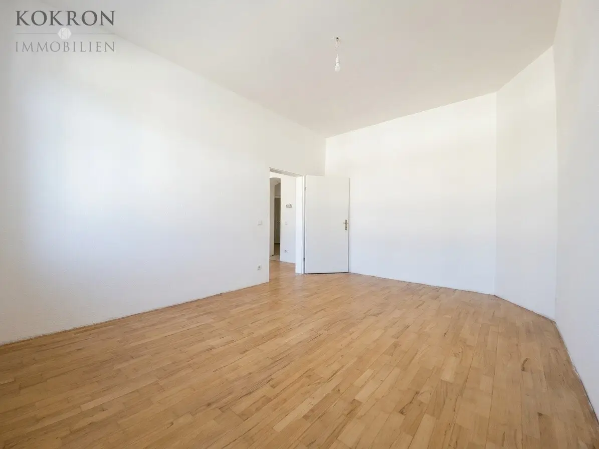 Helle Altbauwohnung mit Lift im 4. Stock