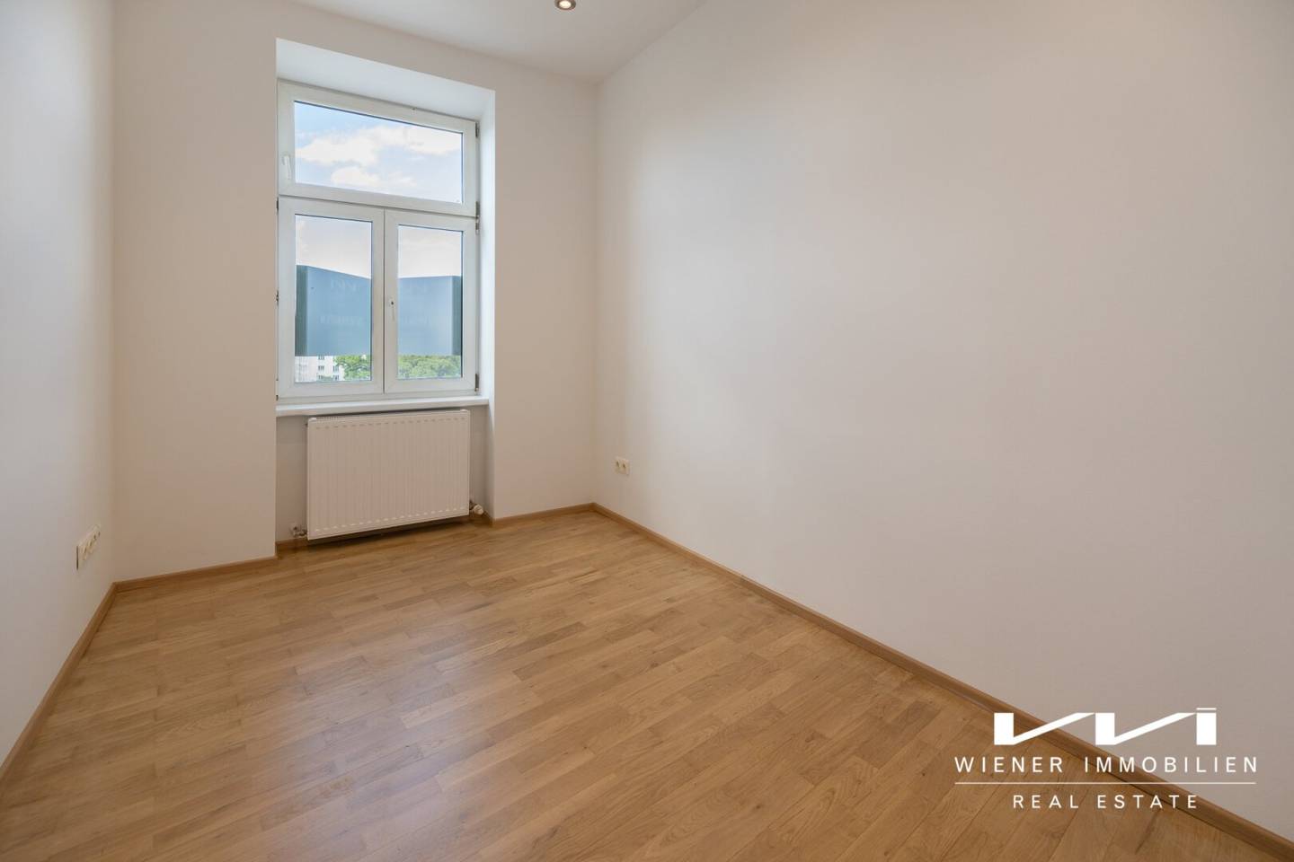 Bright period apartment with panoramic views and U-Bahn access