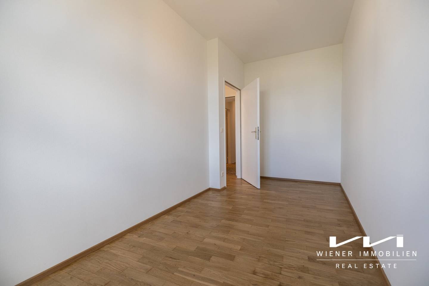 Bright period apartment with panoramic views and U-Bahn access