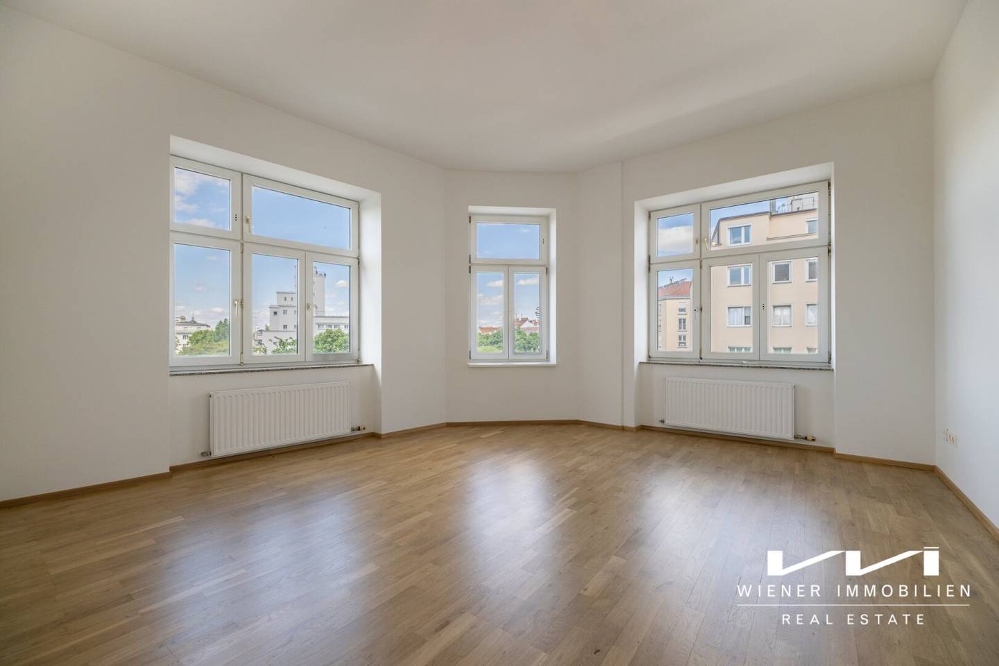 Bright period apartment with panoramic views and U-Bahn access