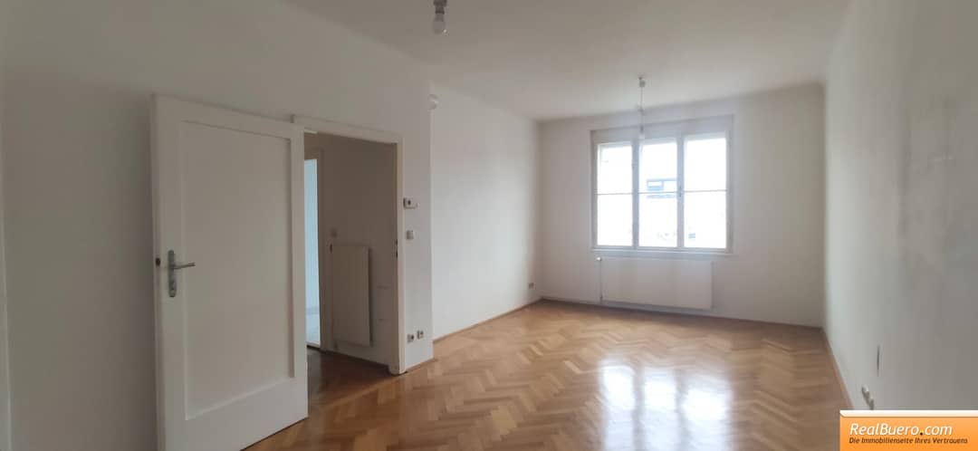 Helle Altbauwohnung mit Parkett in zentraler Lage