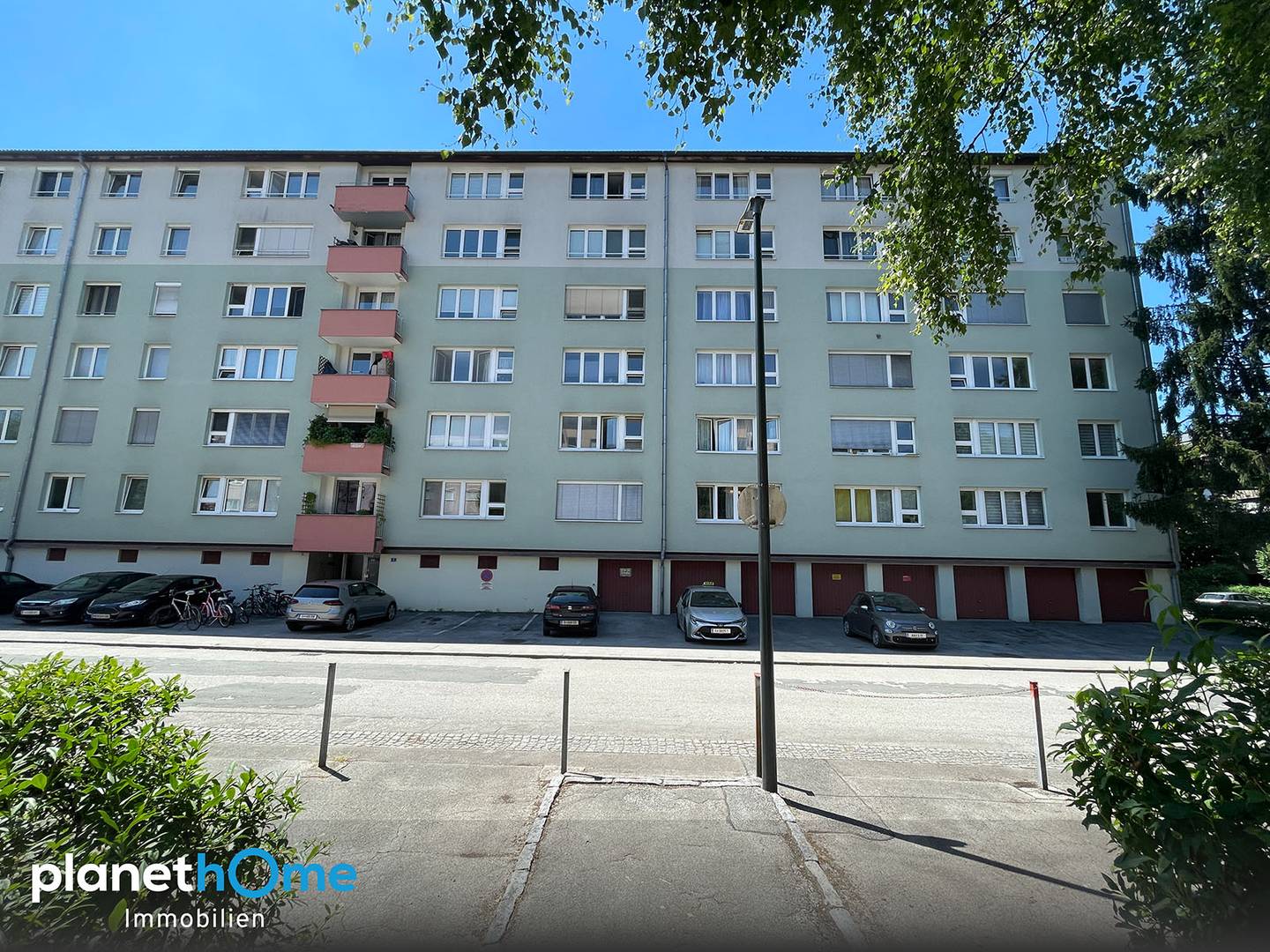 Well Maintained Apartment with Garage in Prime Location