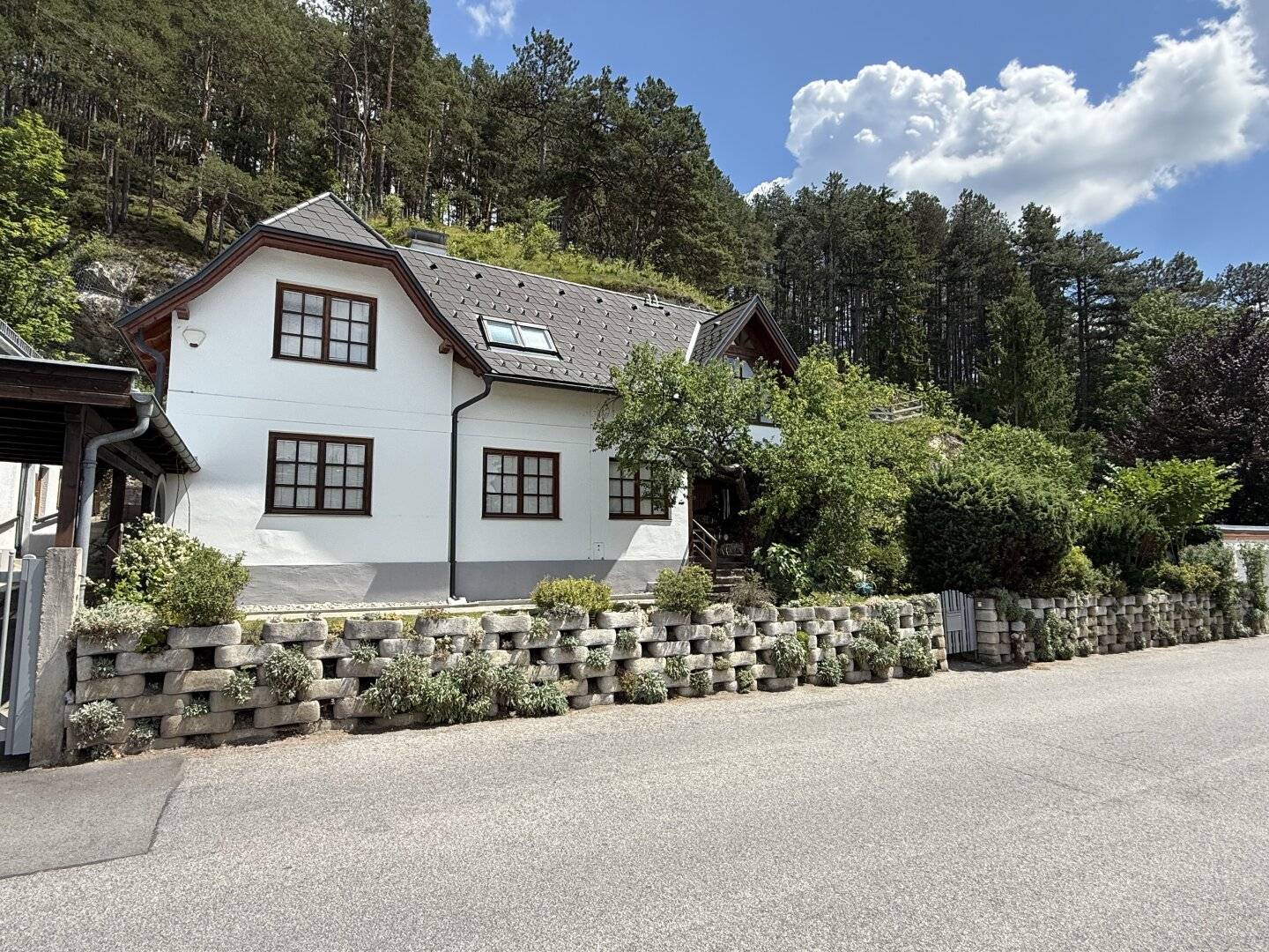 Einfamilienhaus mit Wintergarten und Gartengrundstück