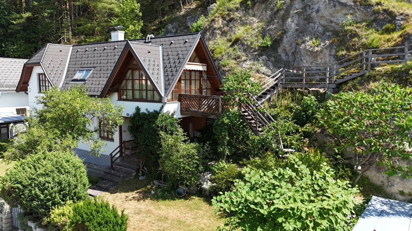 Einfamilienhaus mit Wintergarten und Gartengrundstück