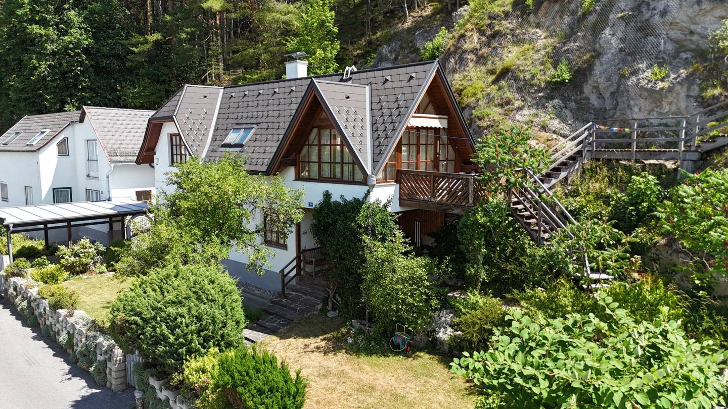 Einfamilienhaus mit Wintergarten und Gartengrundstück