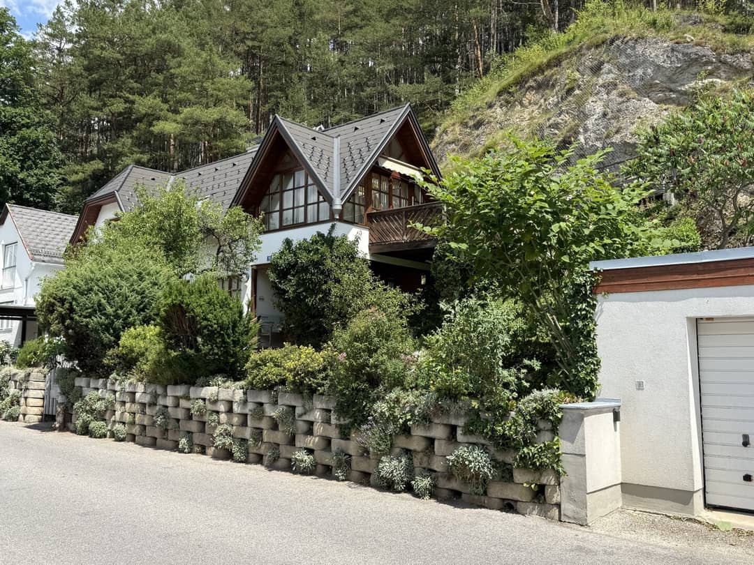 Einfamilienhaus mit Wintergarten und Gartengrundstück
