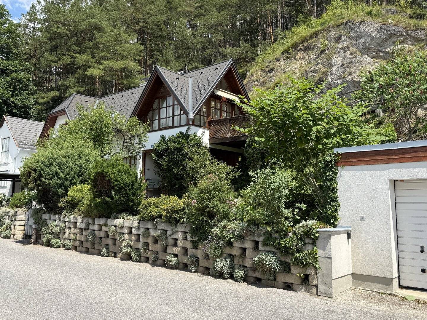 Einfamilienhaus mit Wintergarten und Gartengrundstück