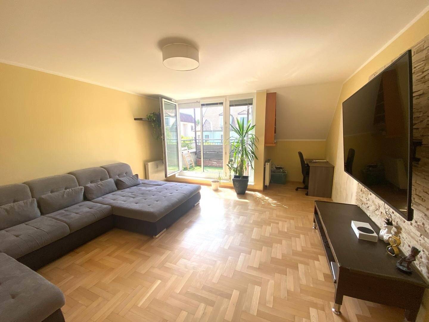 Bright penthouse apartment with rooftop terrace in Essling