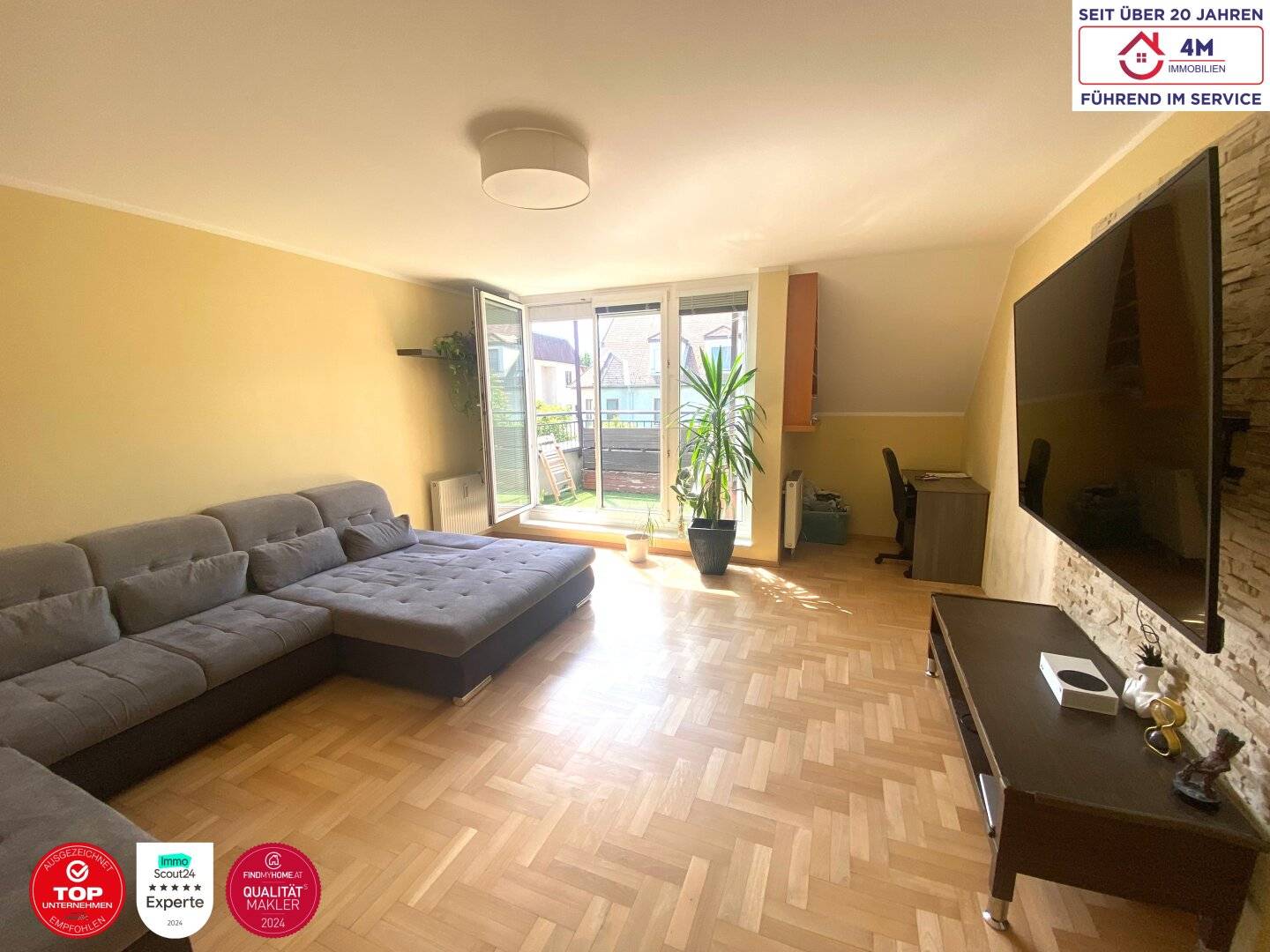Bright penthouse apartment with rooftop terrace in Essling