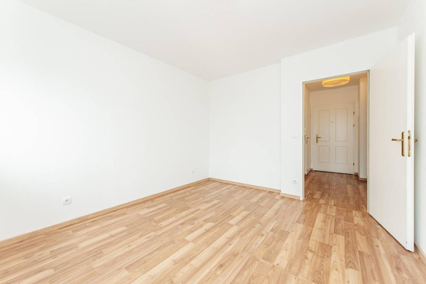 Bright Apartment with Parking and Elevator in the Sixth District