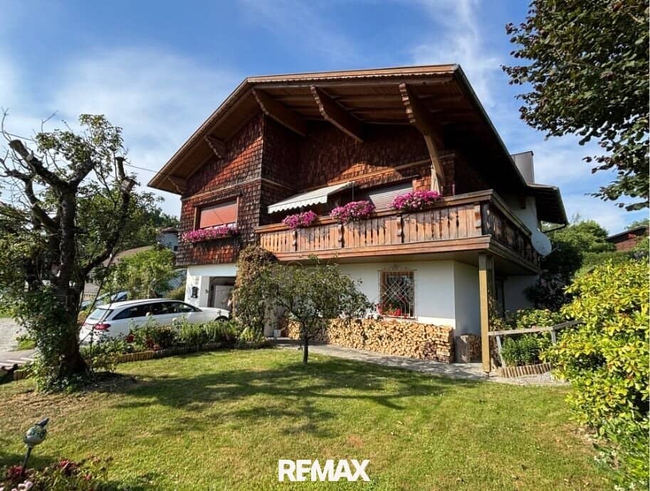 Einfamilienhaus mit Balkon und Kachelofen in sonniger Lage