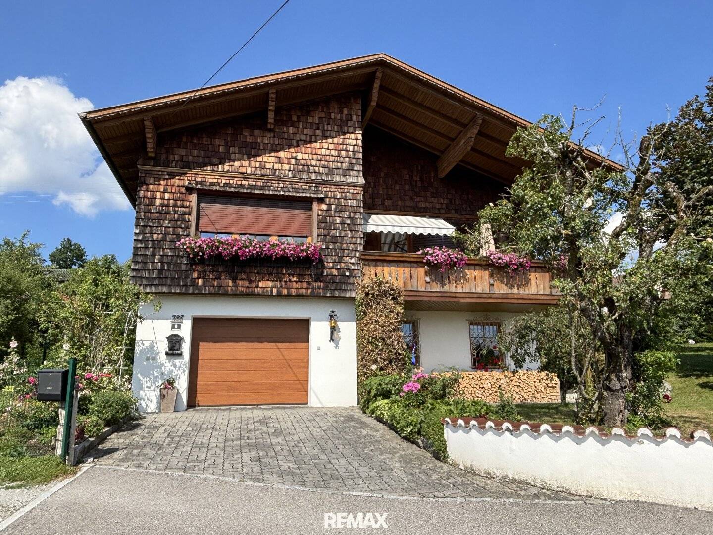 Einfamilienhaus mit Balkon und Kachelofen in sonniger Lage