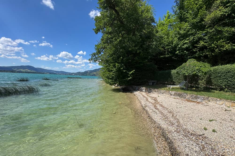 Rückzugsort mit See und Bergblick in Alleinlage