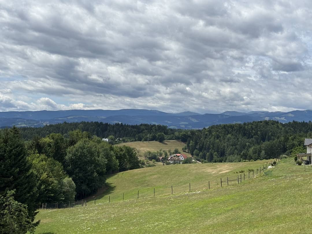 Große Landwirtschaft mit Wildtiergehege und Bachzugang