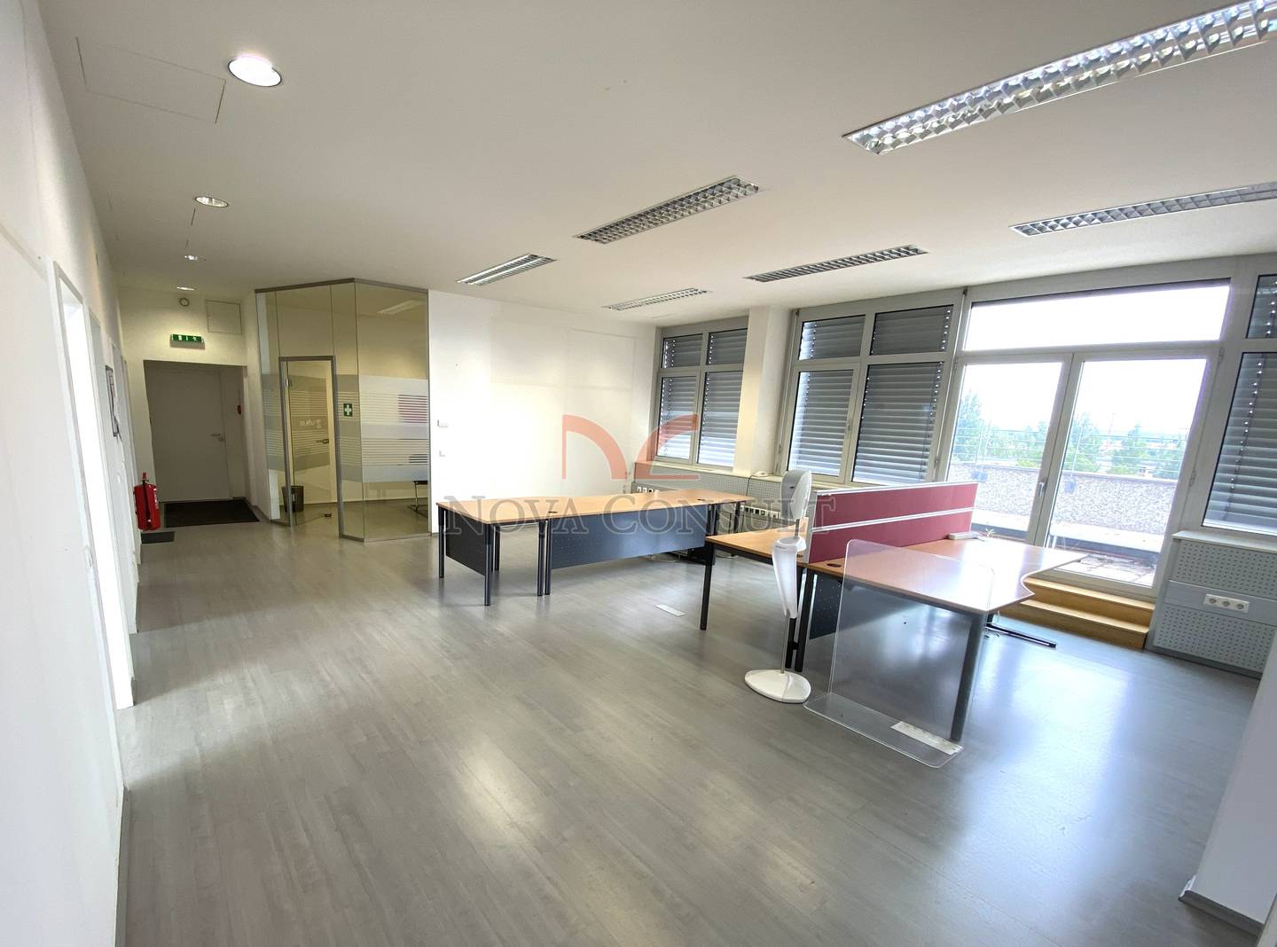 Helles Büro mit Dachterrasse und Klimaanlage