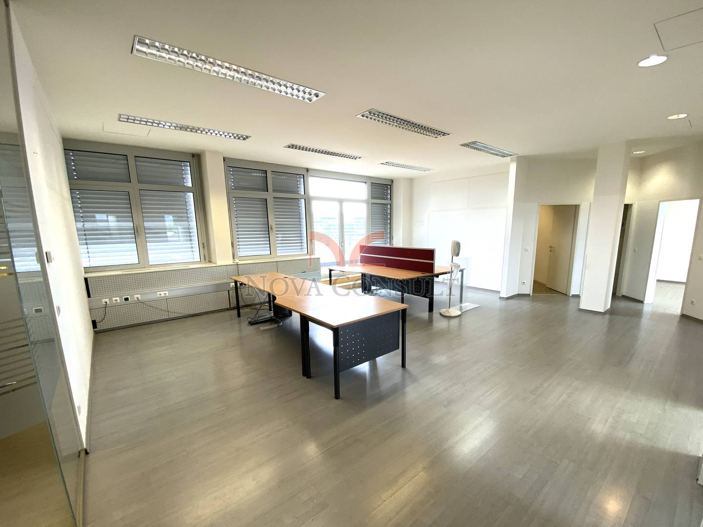 Helles Büro mit Dachterrasse und Klimaanlage