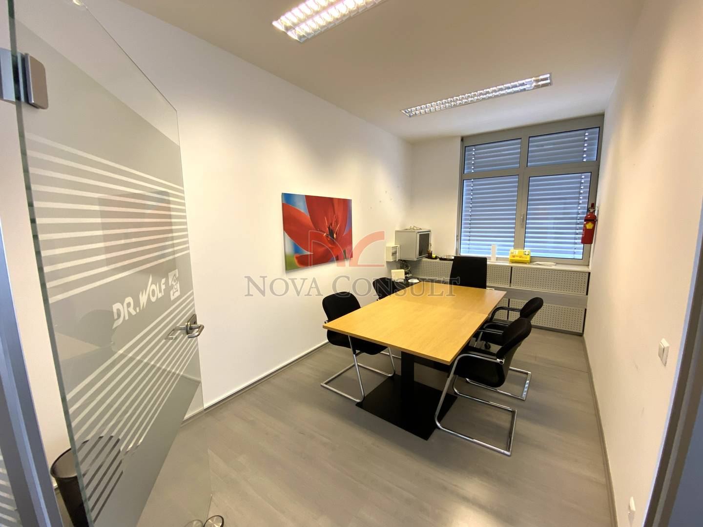 Helles Büro mit Dachterrasse und Klimaanlage