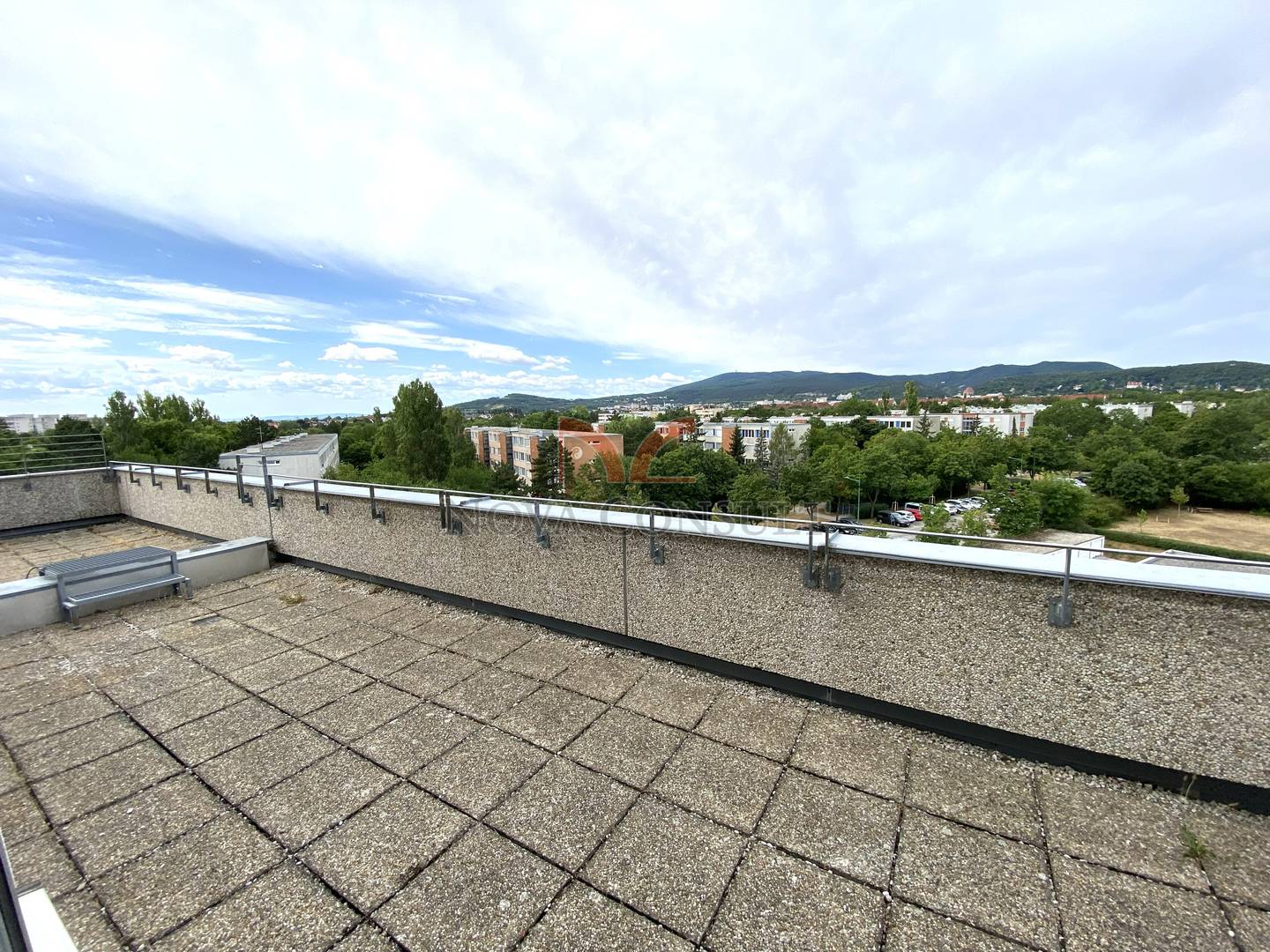 Helles Büro mit Dachterrasse und Klimaanlage