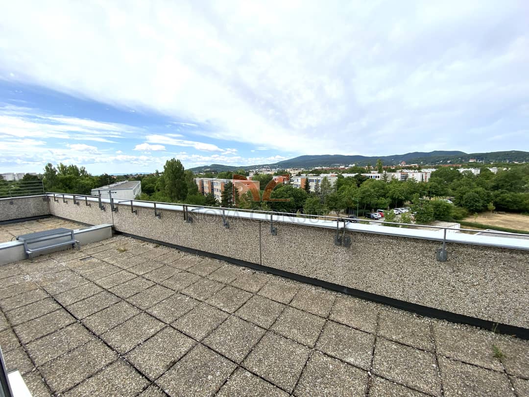 Helles Büro mit Dachterrasse und Klimaanlage