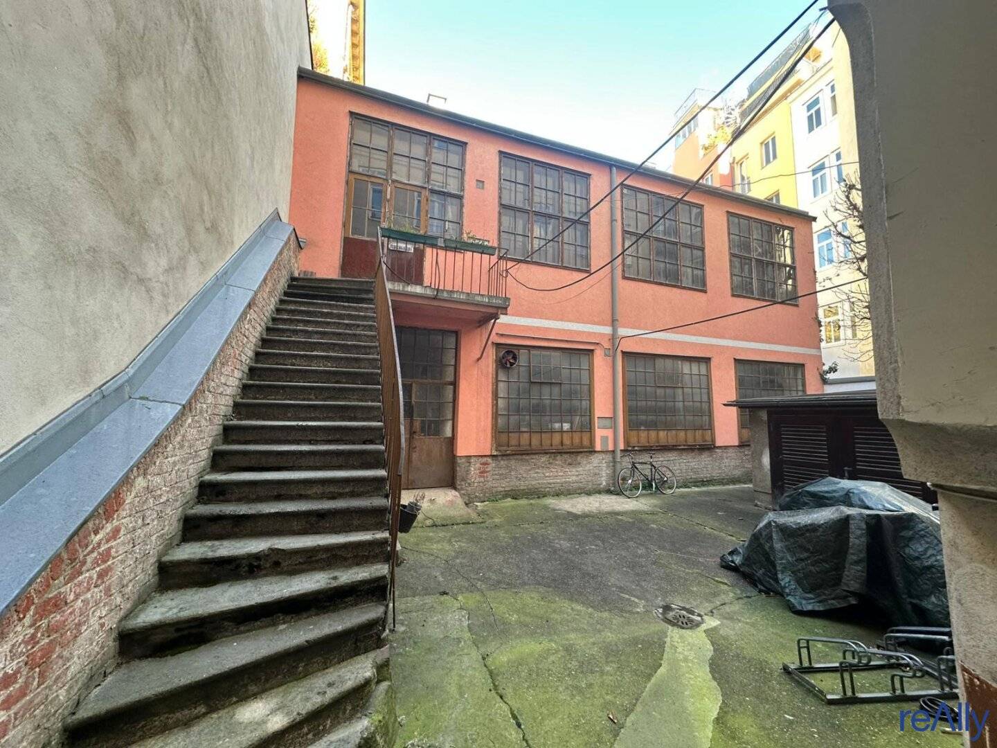 Attraktiver Rohdachboden mit Loft-Town-House mit enormen Potential in Bestlage des 7. Bezirk