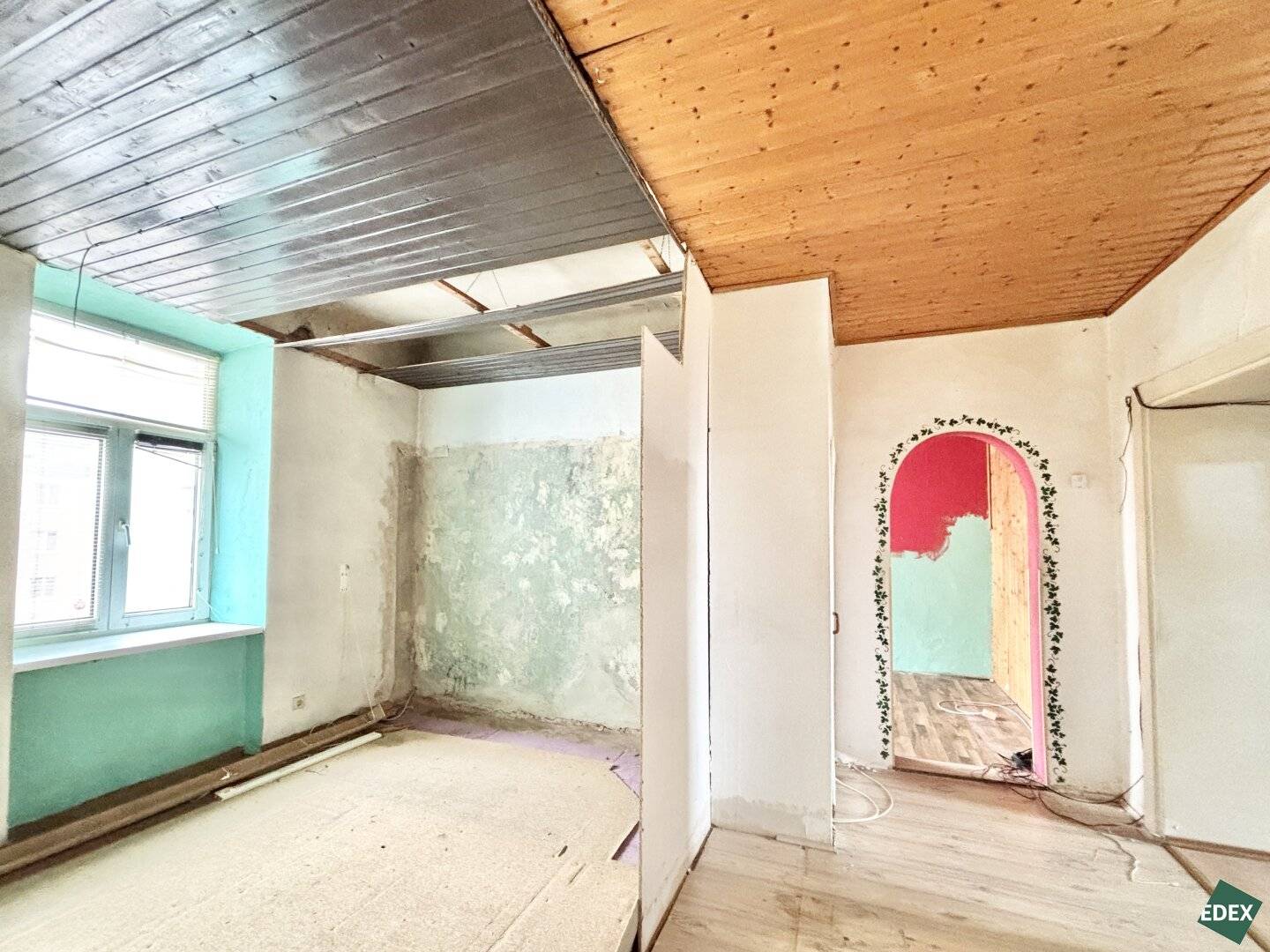 2.5-room old building apartment in need of renovation in a good location in Meidling