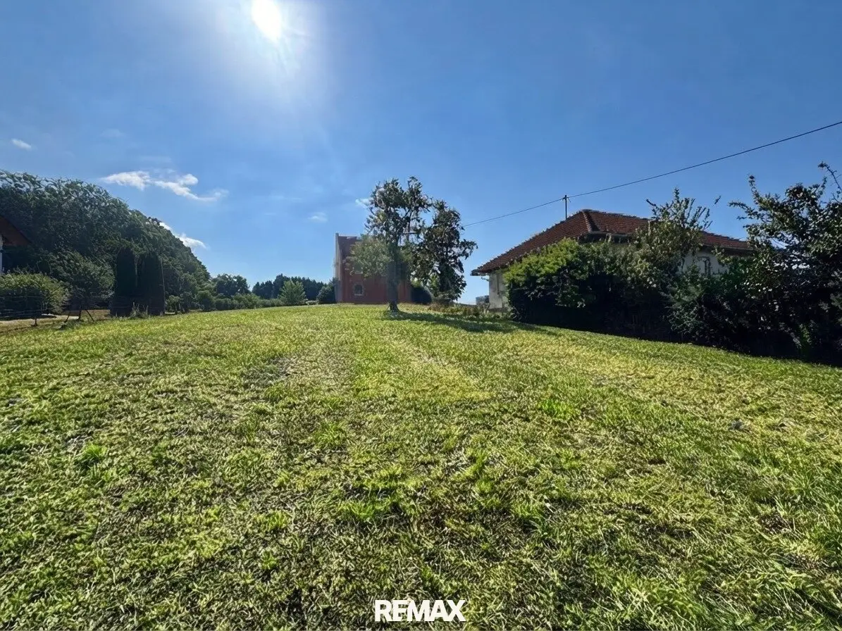 Building plot with view in sunny location