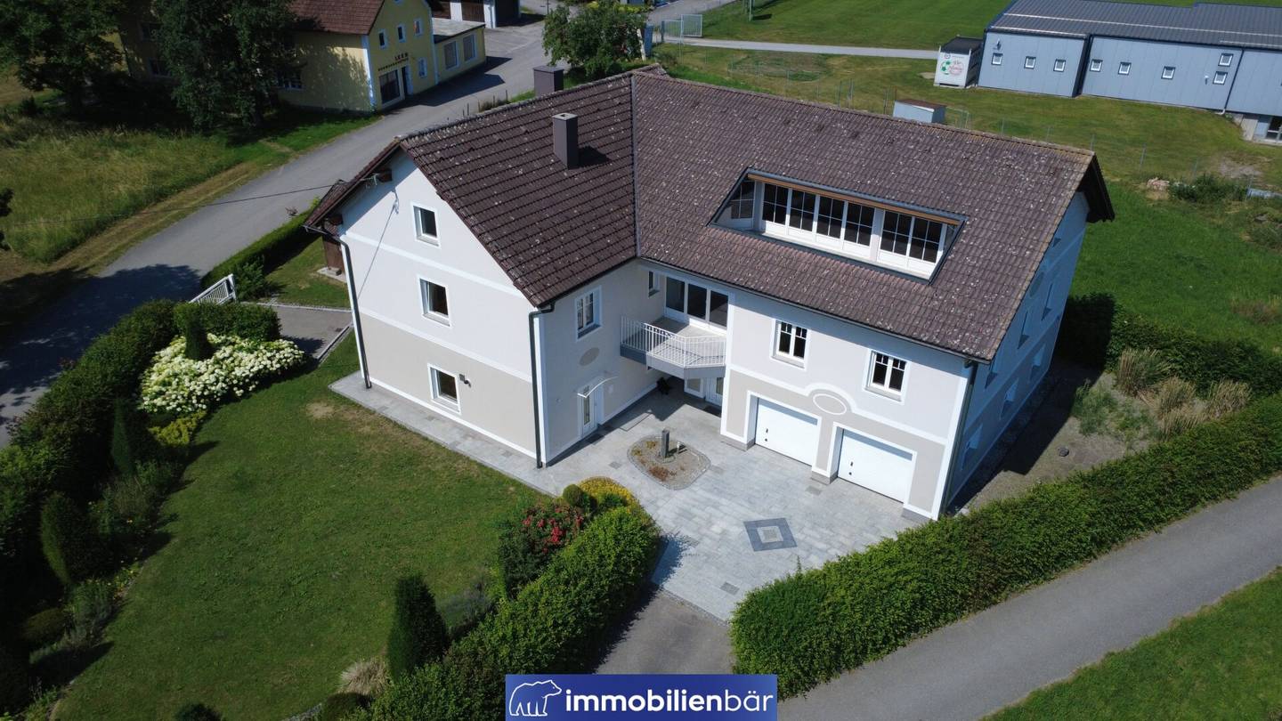 Semi-detached house with rooftop terrace and garden