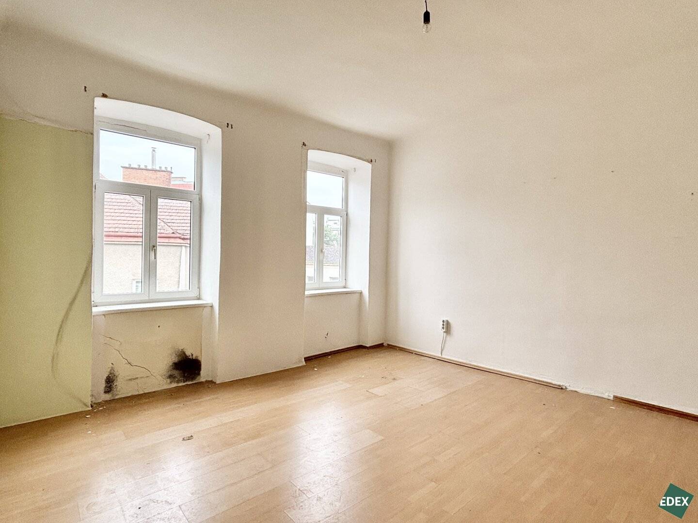 Renovation-required 2-room old building apartment in a good location in Meidling