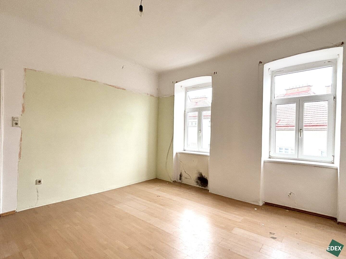 Renovation-required 2-room old building apartment in a good location in Meidling
