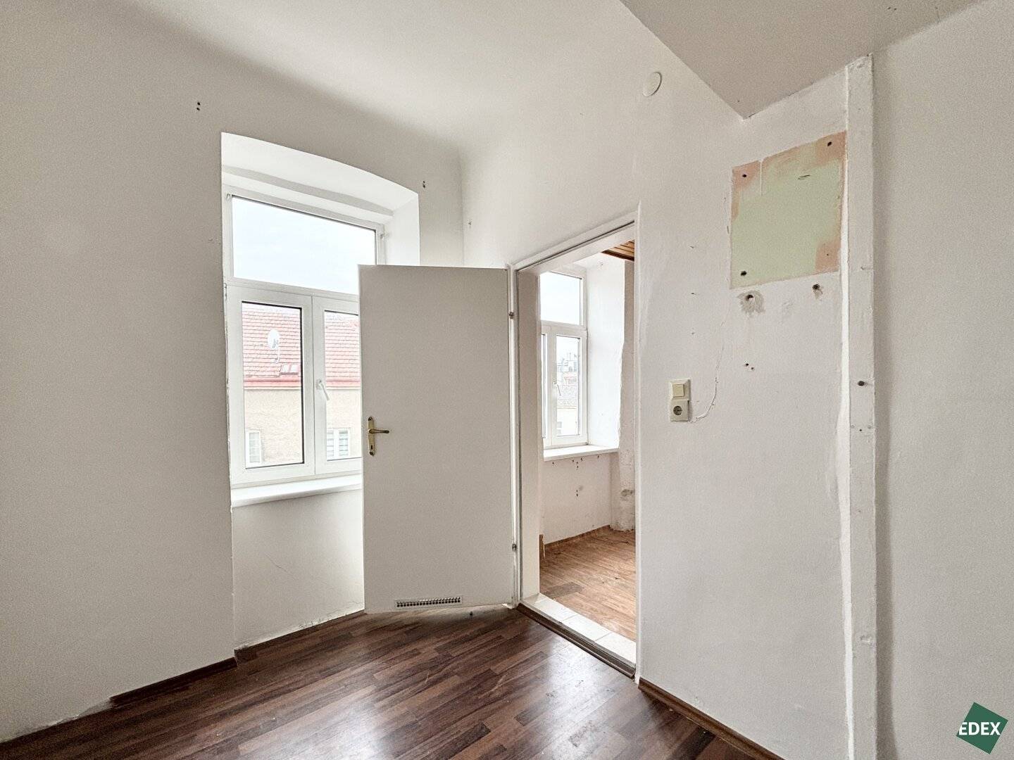 Renovation-required 2-room old building apartment in a good location in Meidling