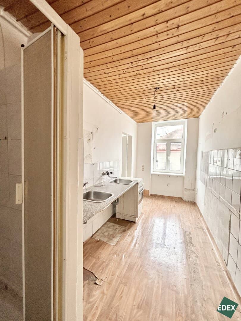 Renovation-required 2-room old building apartment in a good location in Meidling