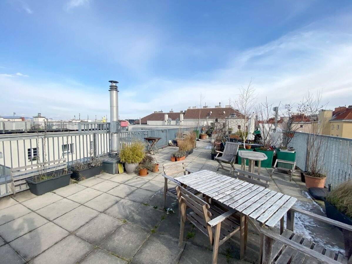 Altbauwohnung mit Terrasse und Fernblick