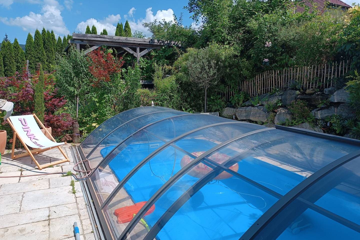 Mehrfamilienhaus mit Pool und Dachterrasse in Grünlage