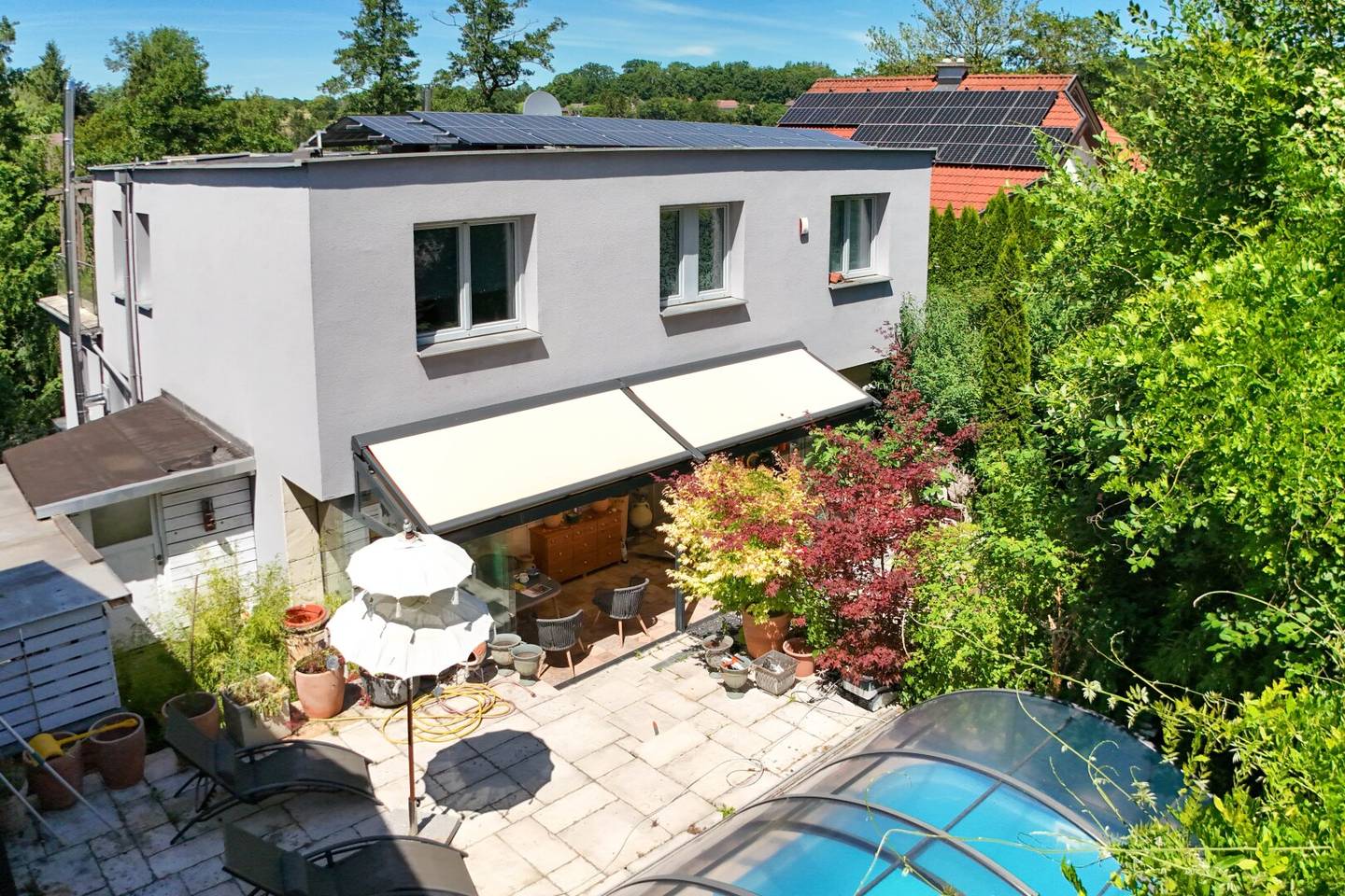 Mehrfamilienhaus mit Pool und Dachterrasse in Grünlage