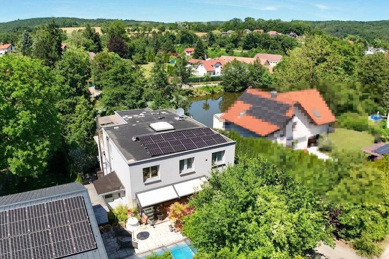 Mehrfamilienhaus mit Pool und Dachterrasse in Grünlage