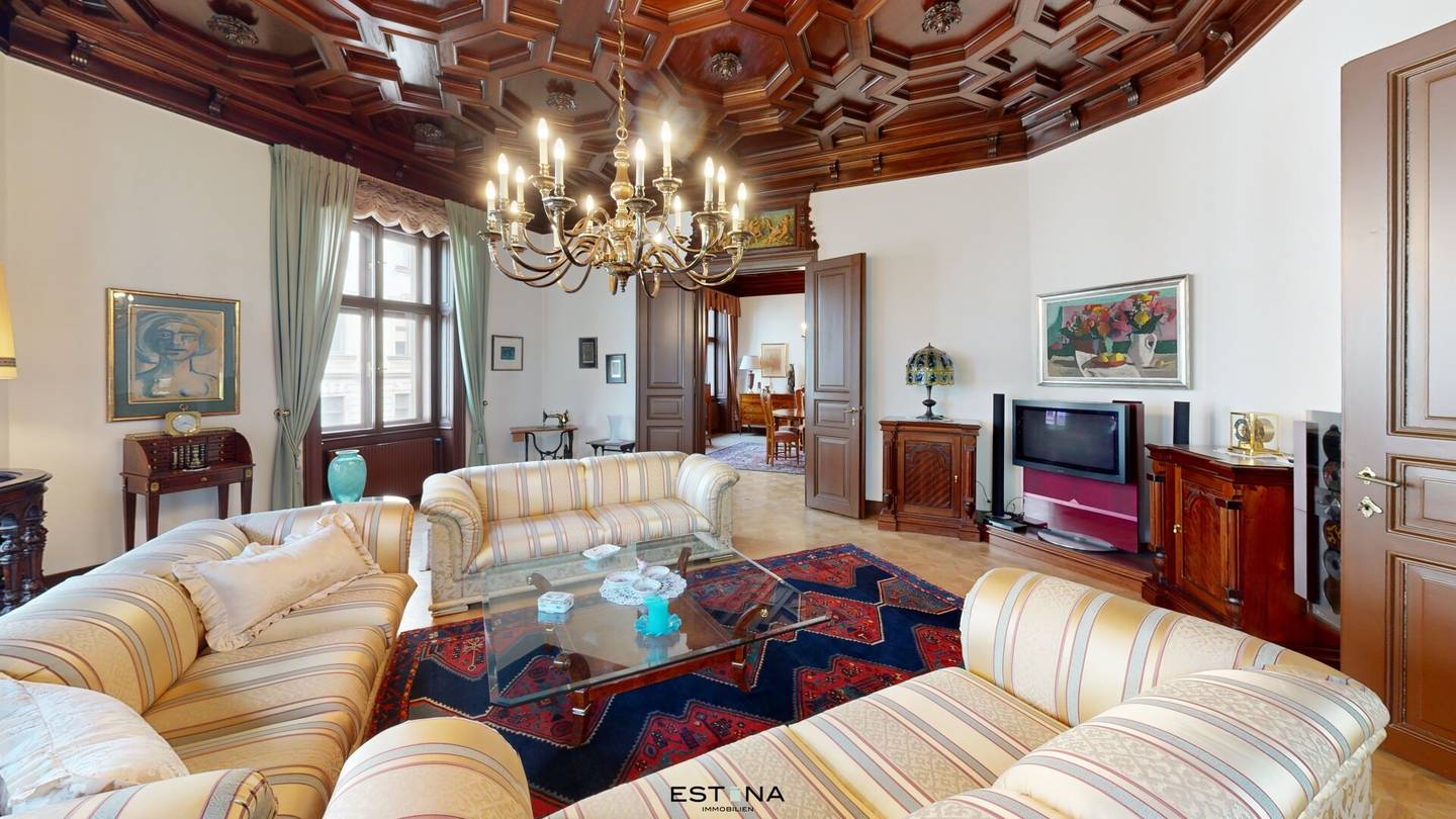 Elegant Altbau Apartment with Stucco and Parquet near Gumpendorfer Strasse