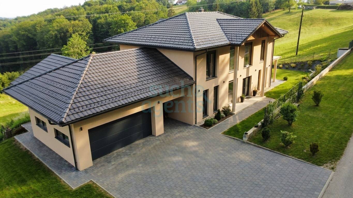 Neubau mit Pool und Panoramablick auf 3000 m² Grundstück
