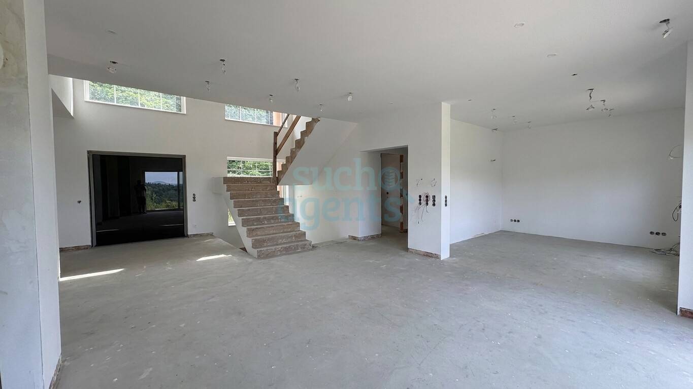 Neubau mit Pool und Panoramablick auf 3000 m² Grundstück
