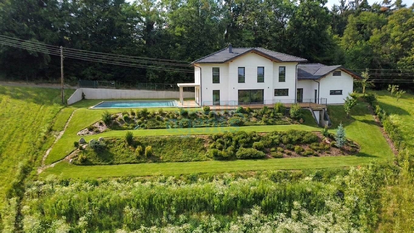 Neubau mit Pool und Panoramablick auf 3000 m² Grundstück