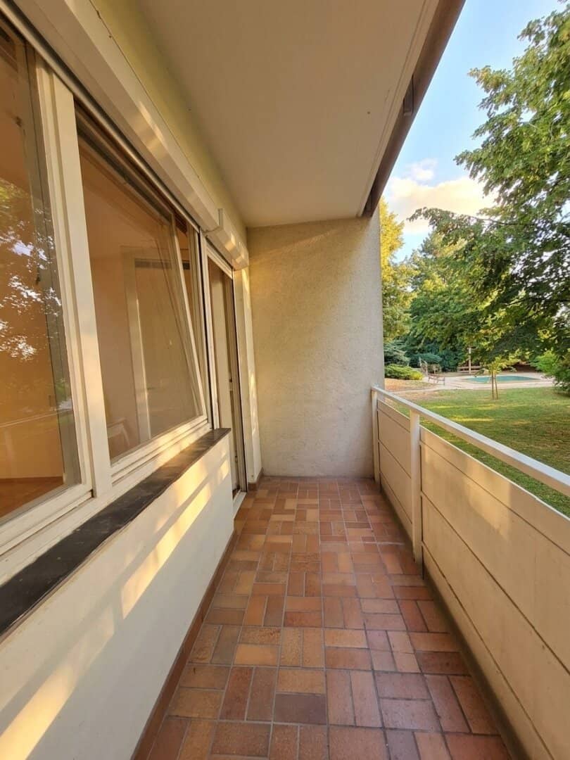 Bright 2 Room Apartment with Loggia in Green Setting