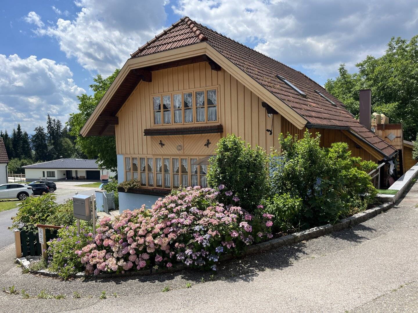 Gepflegtes Landhaus mit Garten und Gartenhäuschen