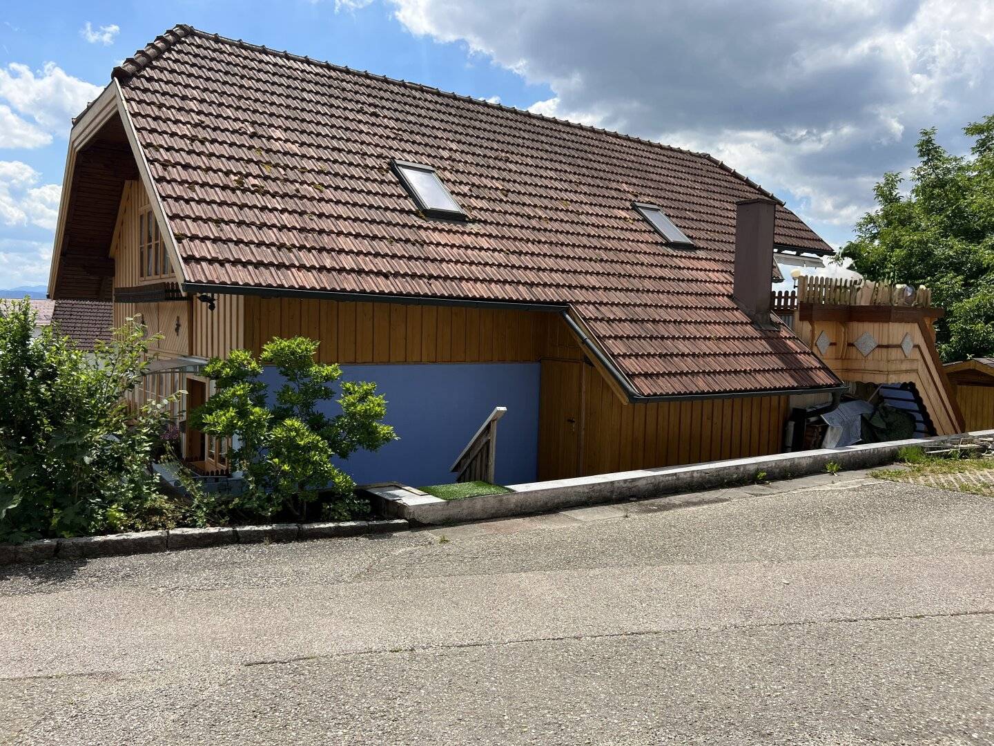 Gepflegtes Landhaus mit Garten und Gartenhäuschen
