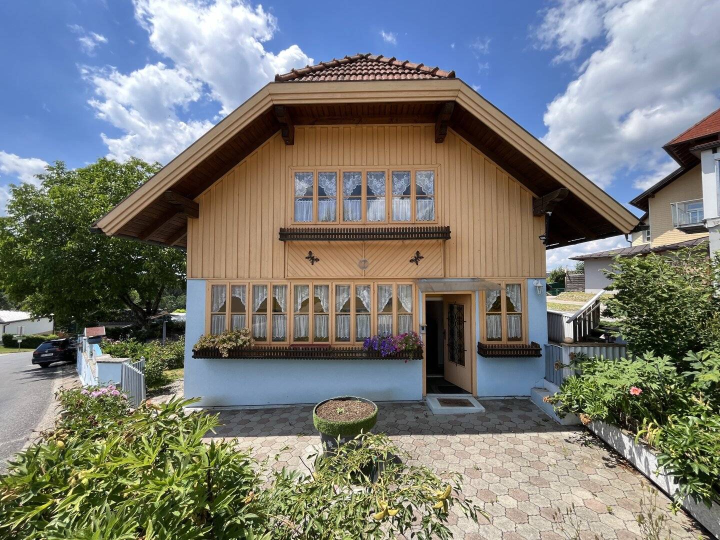 Gepflegtes Landhaus mit Garten und Gartenhäuschen