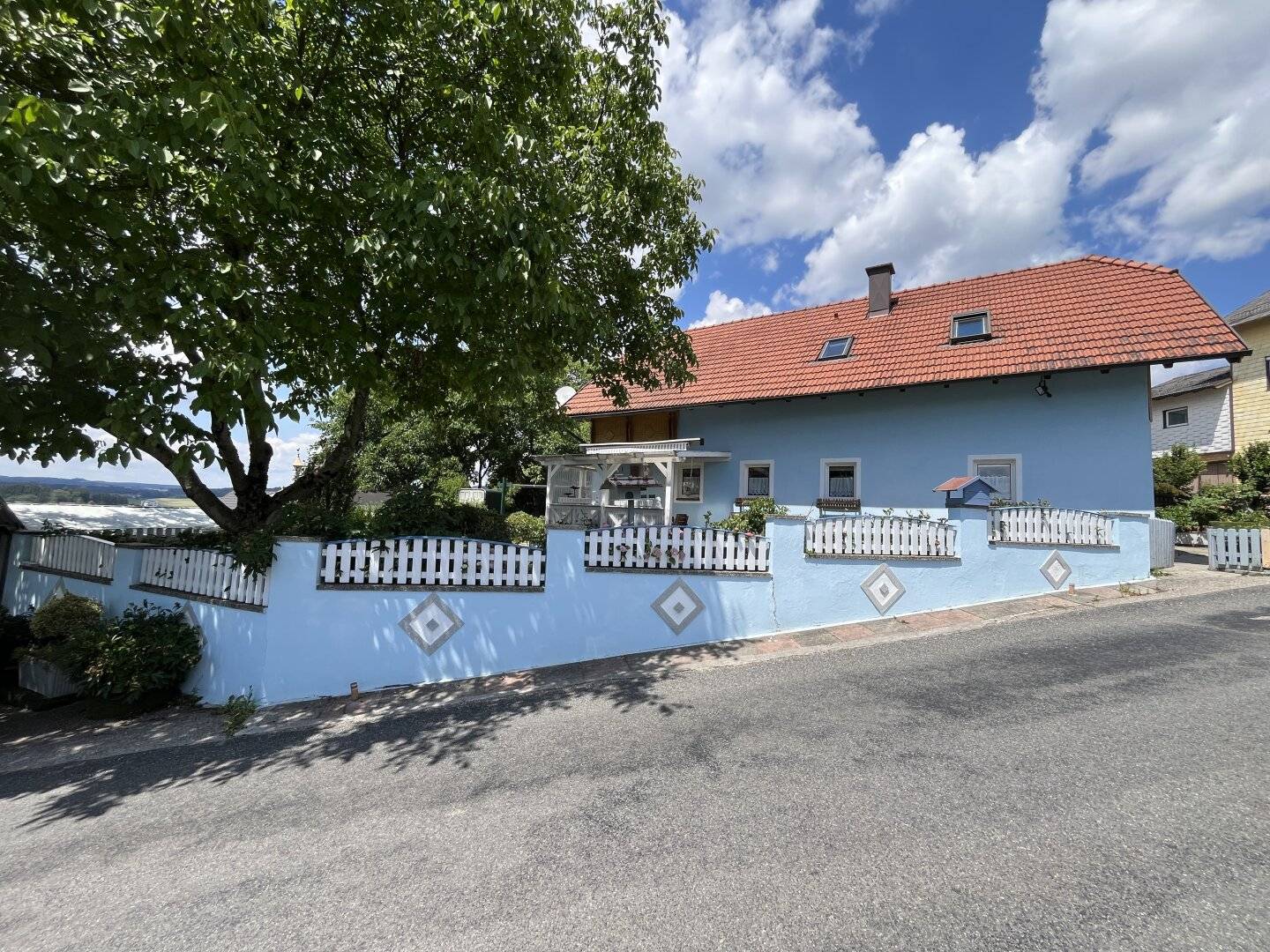 Gepflegtes Landhaus mit Garten und Gartenhäuschen