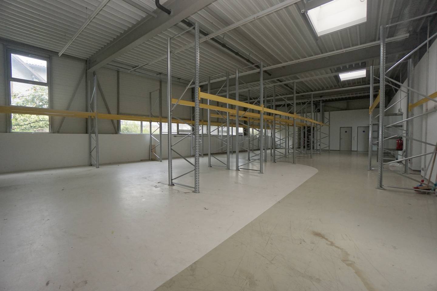 Gewerbehalle mit Büro und Keller auf 745 m² Grundstück