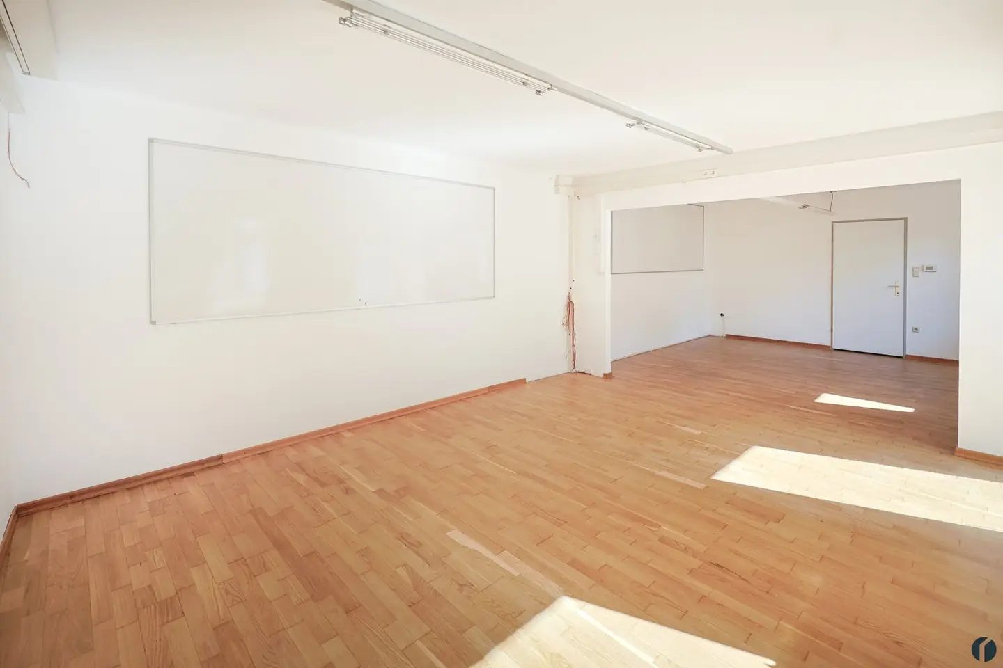 Bürofläche im ruhigen Innenhof mit Parkett und Küche